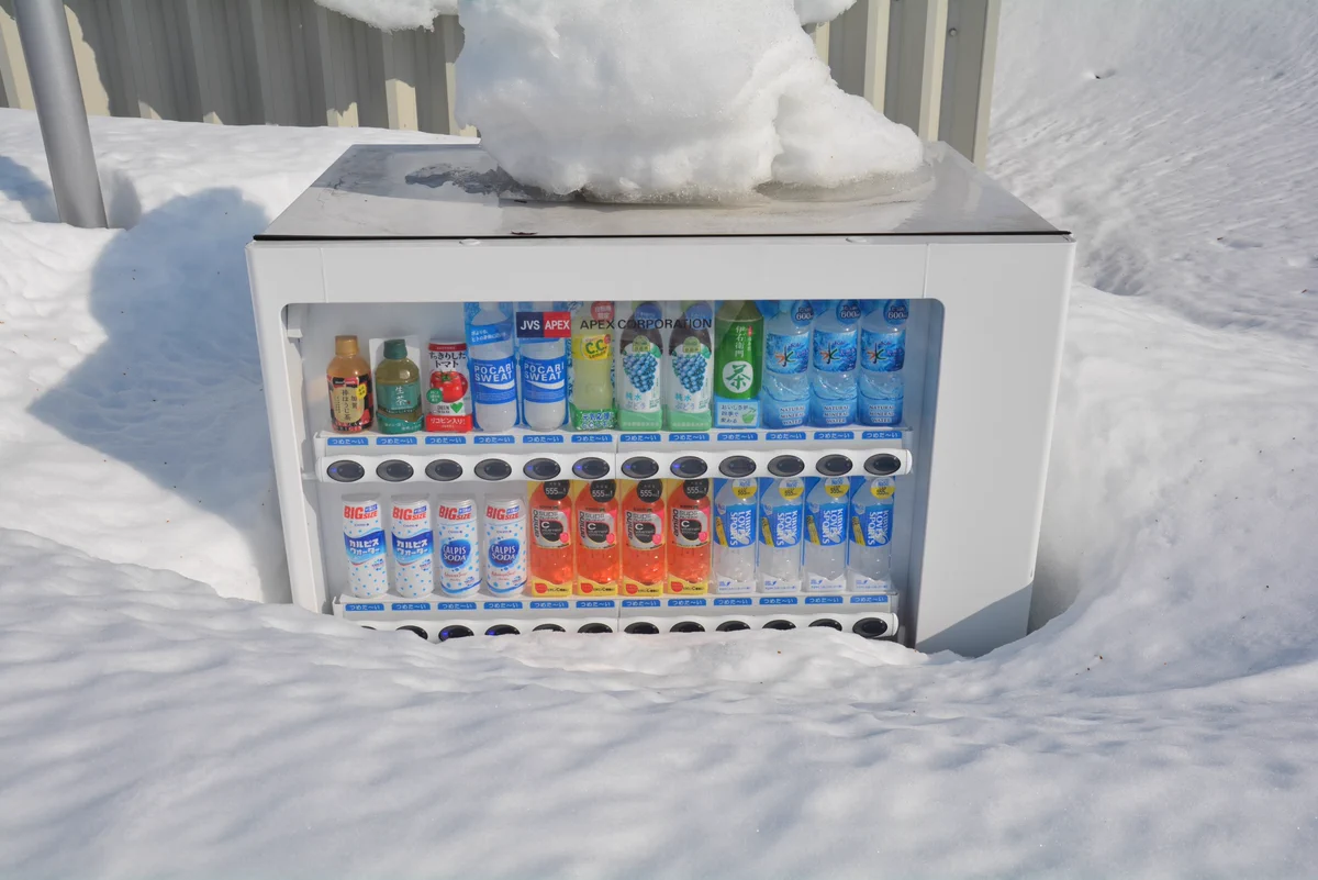 北海度ではよくある光景？雪深い岩見沢では自動販売機が雪から顔を出すwww