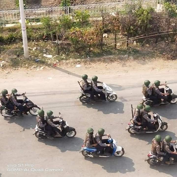 MinnSamuel's tweet photo. Also, ill-equipped military thugs robbed people of motorbikes to be used for putting down peaceful demonstrators.
@antonioguterres @guardiannews @POTUS @UN_HRC @KhineMi00757959 @KhineSuthet @UNHCRAsia @USMission2ASEAN @AP @mrattkthu @drsasa_mm @BBCWorld https://t.co/usmX5gsjEq