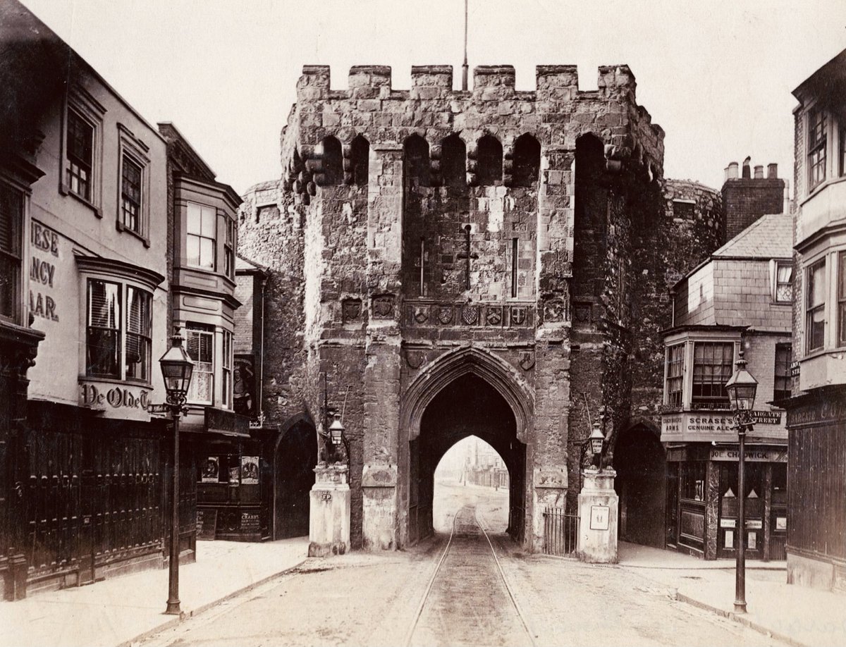 Bargate c. 1890. @southampton2025  @Go_Southampton @GreaterSoton @keatsie777 @SotonWalks  @MarchwoodTweets @UoS_Engagement