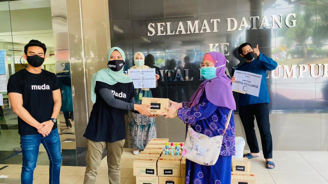mudawilayah's tweet photo. Pasukan MUDA Wilayah telah menyalurkan bantuan kepada petugas barisan hadapan dan misi di bawah inisiatif #HygieneAid di Hospital Kuala Lumpur pada hari ini (Isnin) bertarikh 5 Mac 2021. https://t.co/F6RqyjHNUz