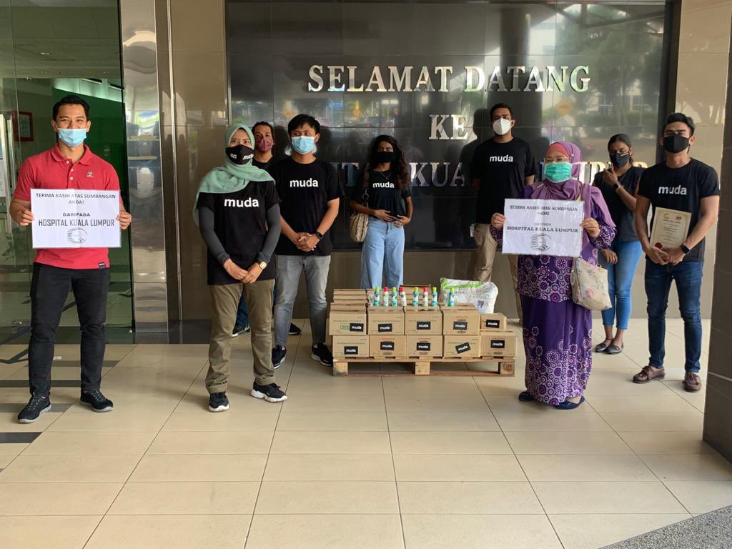 mudawilayah's tweet photo. Pasukan MUDA Wilayah telah menyalurkan bantuan kepada petugas barisan hadapan dan misi di bawah inisiatif #HygieneAid di Hospital Kuala Lumpur pada hari ini (Isnin) bertarikh 5 Mac 2021. https://t.co/F6RqyjHNUz
