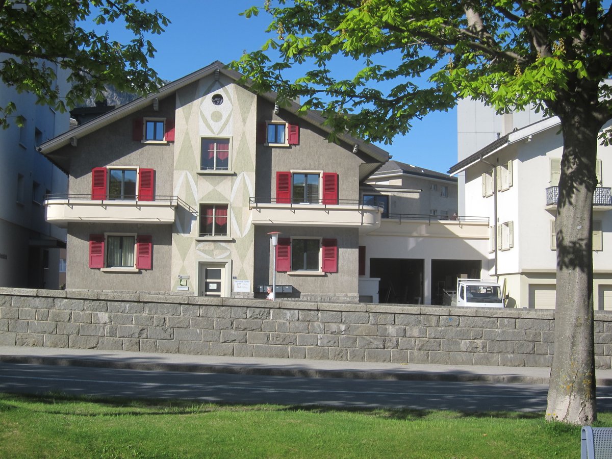 Wir vermieten ab Mitte Jahr 2021 eine geräumige, renovierte 6 1/2 Zimmerwohnung in ruhiger und zentraler Lage in Brig-Glis - Oberer Saltinadamm 12. Mietpreis inkl. Garage und Abstellplatz CHF 1950.00 NK fix 250.00. Der Mieter kann auf Wunsch die Abwartsarbeiten übernehmen.