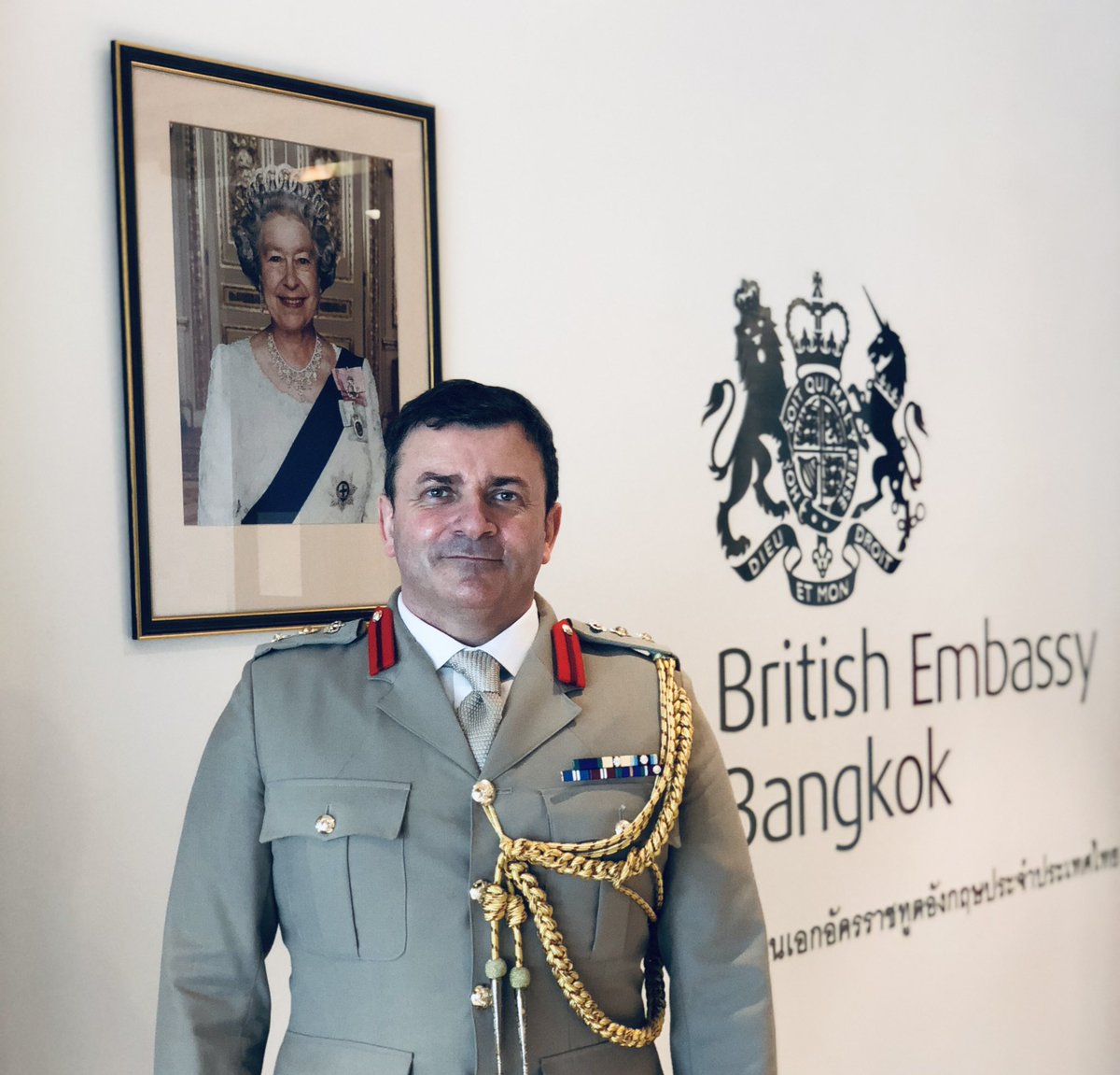 ukdefence_th's tweet photo. Today marks the completion of handover between Colonel Roger Lewis and the new Defence Attaché to Thailand Colonel Tony Stern. All of the best of luck for Col Roger and welcome Col Tony back to the region and start of his tour in Thailand. 🇬🇧🇹🇭 https://t.co/HWAzGAkmfx