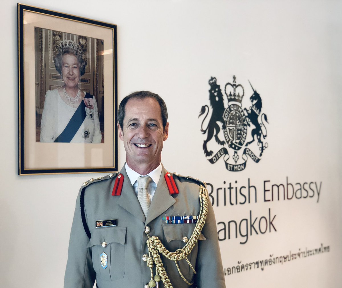 ukdefence_th's tweet photo. Today marks the completion of handover between Colonel Roger Lewis and the new Defence Attaché to Thailand Colonel Tony Stern. All of the best of luck for Col Roger and welcome Col Tony back to the region and start of his tour in Thailand. 🇬🇧🇹🇭 https://t.co/HWAzGAkmfx