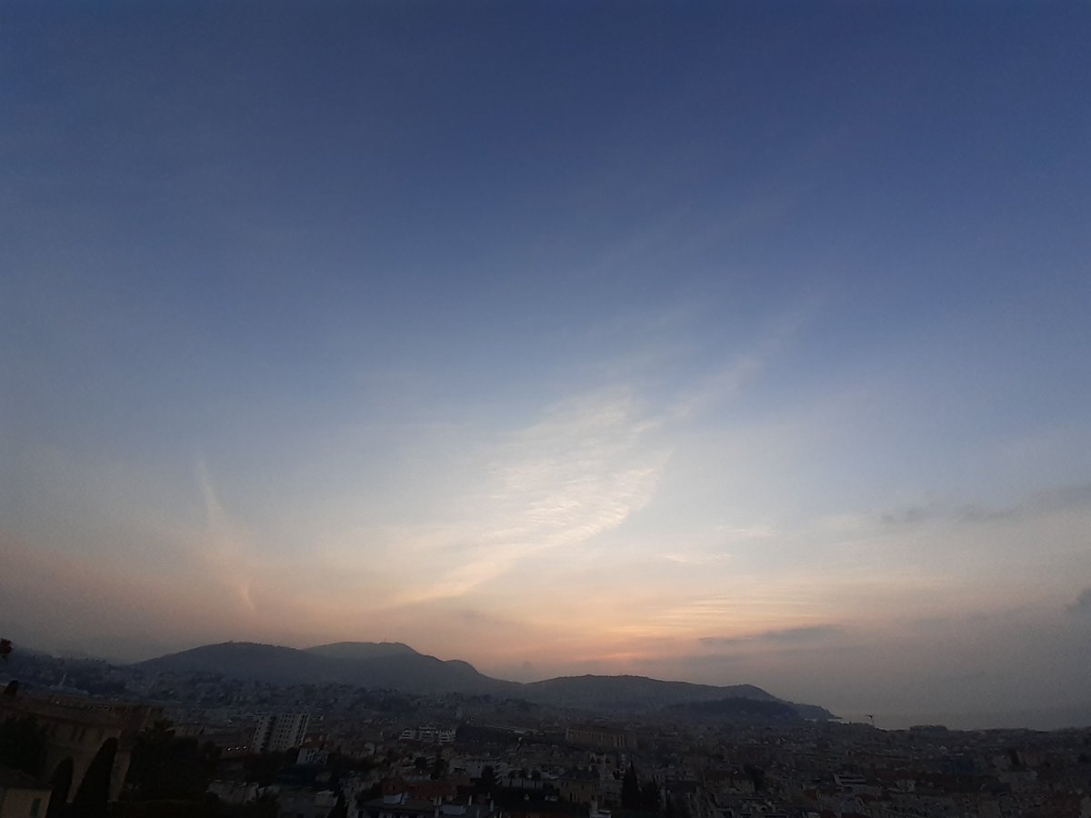 pelargonium06's tweet photo. Le ciel à Nice 7h00 😉😉😉
#ILoveNice #CotedAzurFrance 
#Nice06 #Meteo06 https://t.co/qROx37nilv