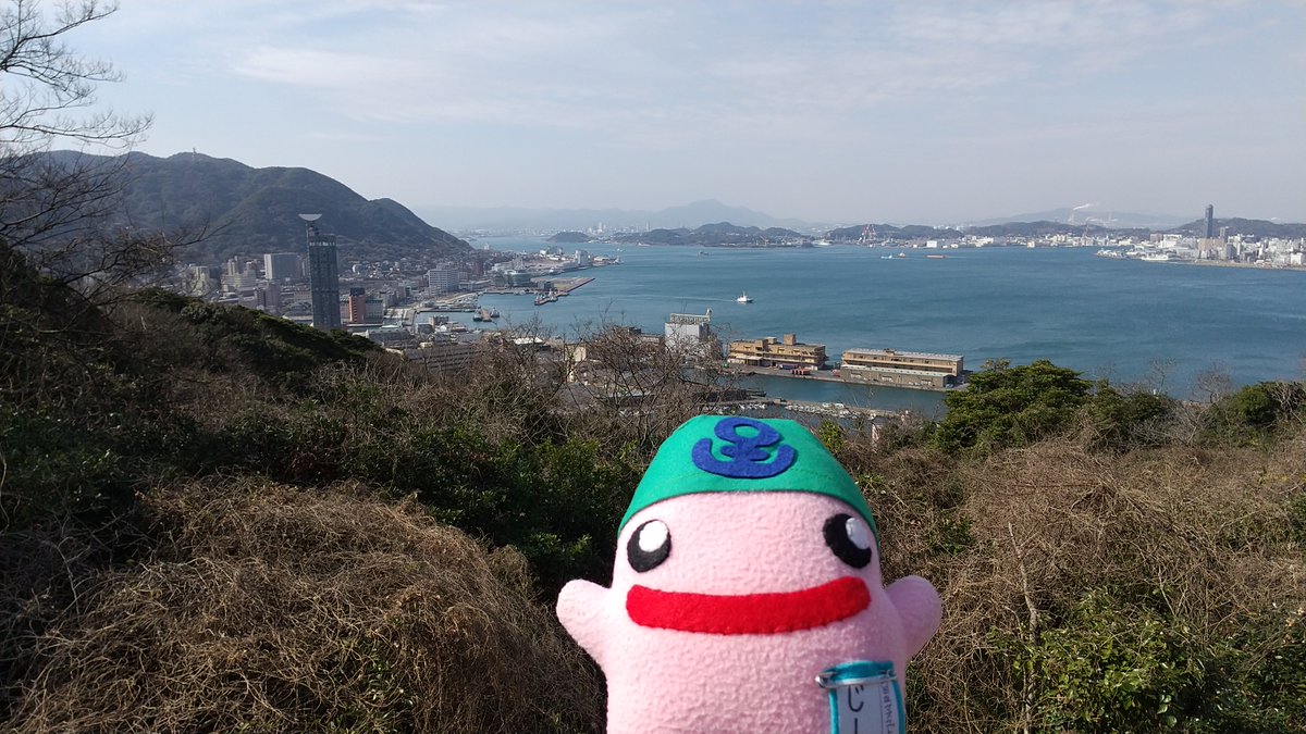 mojinojimo's tweet photo. 和布刈公園でてくてくお散歩したよ♪

山頂近くの第一展望台のあたりからは、関門海峡の壮大な眺めが広がるよ！
2月4日に国の登録有形文化財に登録されたばかりの「世界平和パゴダ」は、朝日が当たって���っても綺麗だったよ。日当たりが良いところではお花が咲き初めてて、少しずつ春を感じるね。 https://t.co/JzPh2DxWgX