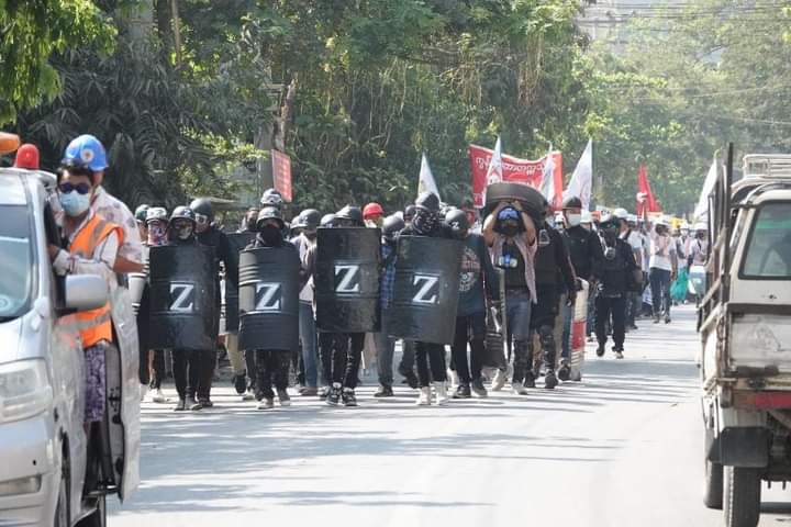 MoeKyiHtwe's tweet photo. Today, more than a month after the coup, terrorist groups have used live ammunition to disperse protesters and brutally kill them. We have nothing to lose but to live under them. GENERATION Z ain't afraid of nothing!
#WhatsHappeningInMyanmar 
#Mar4Coup https://t.co/QfRR1xciYd