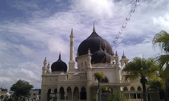 This evening we're visiting another mosque, Masjid Zahir (Zahir Mosque) in Alor Setar, in the State of Kedah, Malaysia. It's the state Mosque of Kedah and was built in 1912. They also hold annual Quran reading competitions at the mosque.
