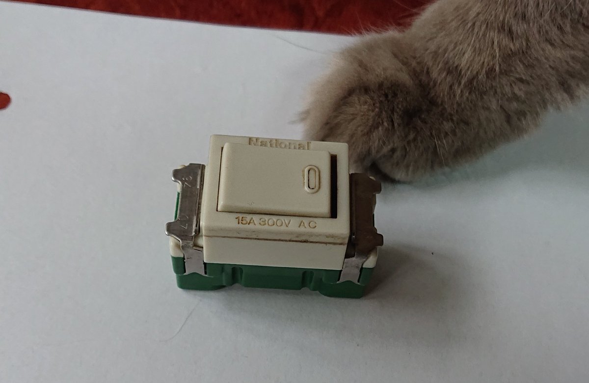 三田尻 今日 あるアパートでスイッチ交換をした カチカチというクリック感はなく照明が点かない 内部はバラバラ 振ると音がする 寿命です 今回は洗面所の照明だったけど トイレのスイッチ故障が一番多い 家の中で一番on Offが多いスイッチなので