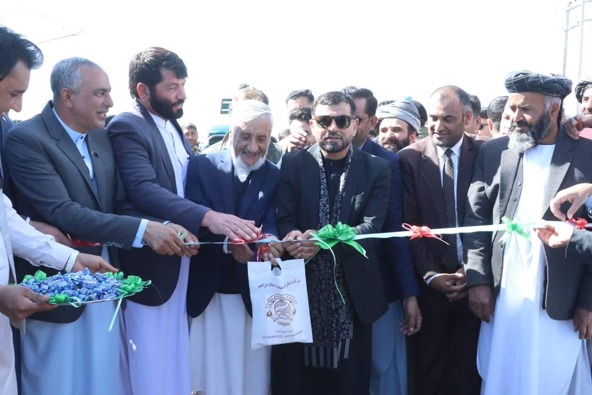 Afg_Today2019's tweet photo. به پیشواز سال نو، نخستین نمایشگاه دو ماهه "گل و بوته" در #هرات گشایش یافت.
در این نمایشگاه، انواع گل و محصولات زراعتی در ۱۰۰ غرفه به نمایش گذاشته شده است.
هدف از این، بازاریابی به این محصولات است.
#WhatPeaceCouldBe #Afghanistan #Herat #Exhibation🌻💐🌷 https://t.co/hHO53s8DVq