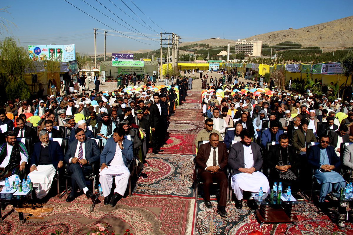 Afg_Today2019's tweet photo. به پیشواز سال نو، نخستین نمایشگاه دو ماهه "گل و بوته" در #هرات گشایش یافت.
در این نمایشگاه، انواع گل و محصولات زراعتی در ۱۰۰ غرفه به نمایش گذاشته شده است.
هدف از این، بازاریابی به این محصولات است.
#WhatPeaceCouldBe #Afghanistan #Herat #Exhibation🌻💐🌷 https://t.co/hHO53s8DVq