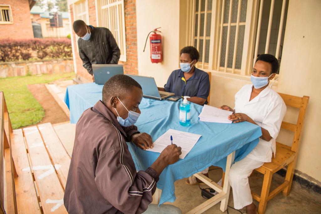 📸AMAFOTO📸

Igikorwa cyo gukingira abaturage icyorezo cya #COVID19 kirarimbanyije hirya no hino mu Gihugu.
#RBAAmakuru
