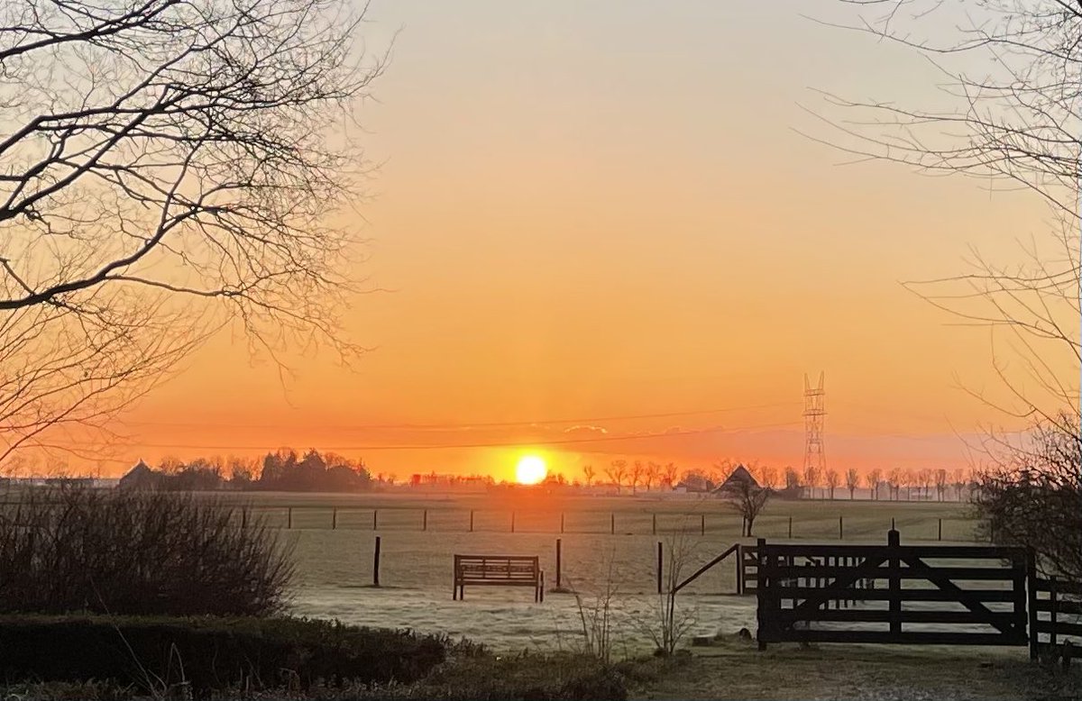 Morning! Vroeg uit de veren: straks mag ik Spraakmaker zijn @radio1 en het tweede uur met <a href="/JolandaHolwerda/">Jolanda Holwerda</a> over “Niet Miepen” praten.