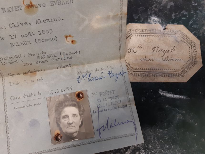 Ludivine_Bantig's tweet photo. Quelle belle histoire! Des élèves d'une classe de bac pro au lycée Gand d'Amiens ont retracé l'histoire d'une usine textile, Cosserat, désormais désaffectée - à la recherche des ouvrières du passé. Il en ressort un livre, une création artistique avec une compagnie de théâtre…⤵️ https://t.co/duohwi4Wf8