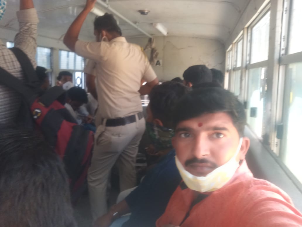 ashok7777chava2's tweet photo. @संगणक परिचालक आमच्यावर फार अन्याय होत आहे आझाद मारू हाकलून दिले आहे याची मुंबई आहे का काय . राज्यघटनेत असे सांगितले आहे का  विरोध करत आहे आम्हाला न्याय मिळाला द्याला फायजे https://t.co/z0ColAqpRZ