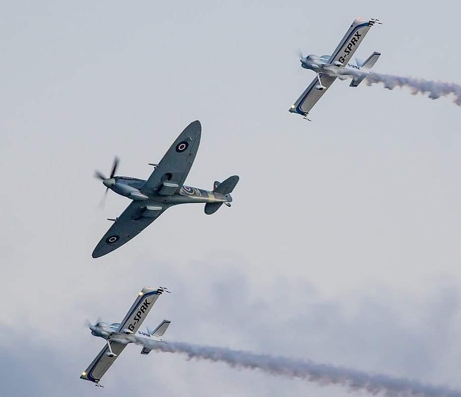 Happy 85th Birthday to the Spitfire! This is the last time we flew alongside one at Bournemouth Air Festival in 2019 just prior to an evening pyro display.

Photo credit to Flightline UK

#spitfire #pilots #airshow #formationflying #smokeon #avgeek #vansaircraft #pyro #aviation