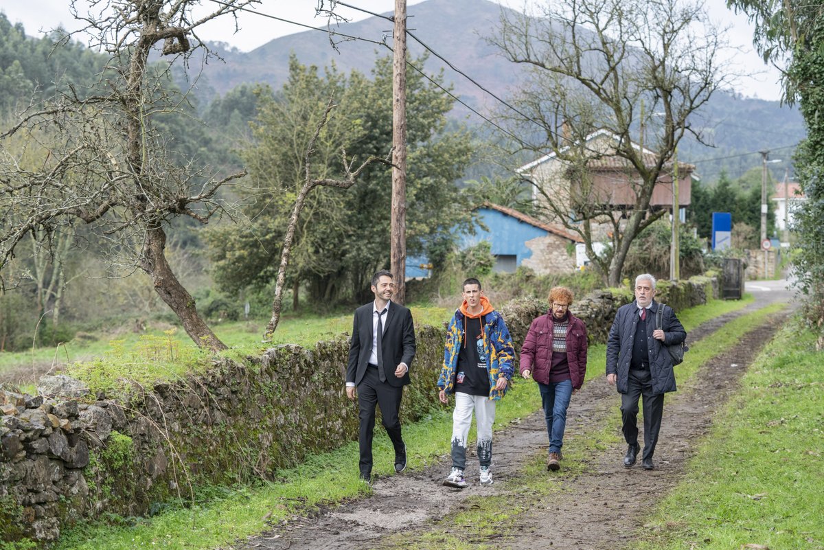 No es cine todo lo que reluce (@noescinetodo) on Twitter photo Ya han visto la luz las primeras imágenes de #ATodoTrenDestinoAsturias, la nueva comedia familiar de @ssantiagosegura con <a href="/LeoHarlem/">Leo Harlem</a>, <a href="/elcejasofficial/">El Cejas</a>, <a href="/flofdezz/">Florentino Fernández</a>, <a href="/enjutomojamuto/">Enjuto Mojamuto</a>, <a href="/davidguapo/">David Guapo</a> y muchos más.
noescinetodoloquereluce.com/2021/03/a-todo…
📽️ 9 de julio en cines
#Rodajes #CineEspañol Ya han visto la luz las primeras imágenes de #ATodoTrenDestinoAsturias, la nueva comedia familiar de @ssantiagosegura con <a href="/LeoHarlem/">Leo Harlem</a>, <a href="/elcejasofficial/">El Cejas</a>, <a href="/flofdezz/">Florentino Fernández</a>, <a href="/enjutomojamuto/">Enjuto Mojamuto</a>, <a href="/davidguapo/">David Guapo</a> y muchos más.
noescinetodoloquereluce.com/2021/03/a-todo…
📽️ 9 de julio en cines
#Rodajes #CineEspañol