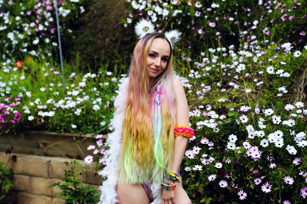 Someone please teach me how to use Twitter (I feel like an old person omfg) 

#twitterbabe #newtotwitter #ravequeen #ravebabe #newtoof #longhairforever #AmIDoingThisRight