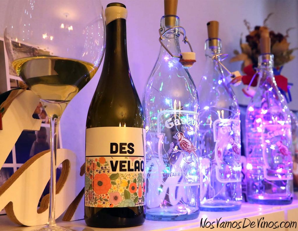 Desvelao 2018. Para saber más de este monovarietal seco de Moscatel criado levemente bajo velo, haz clic en el enlace.
🇬🇧
Desvelao 2018. Click the link for further information on this dry Muscat from Cádiz. nosvamosdevinos.com/desvelao-2018/