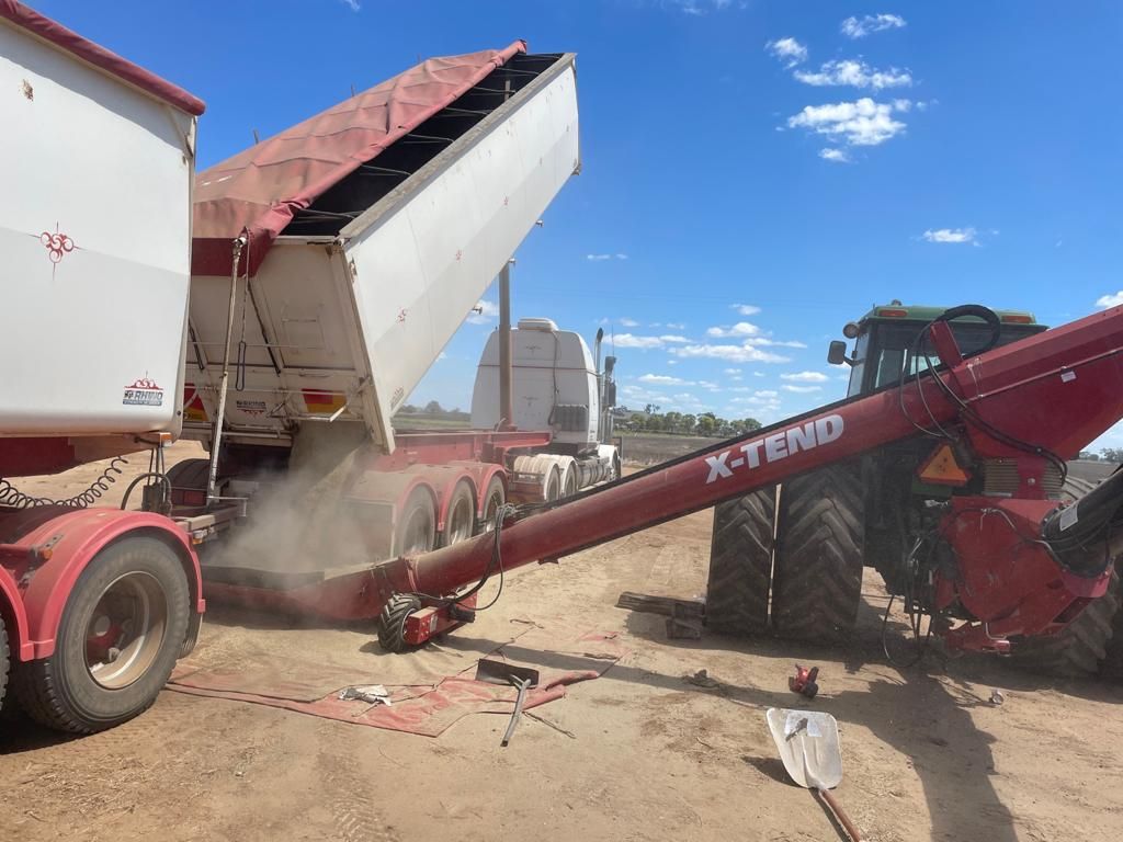 AlliedGrain's tweet photo. “I would absolutely recommend this product to other #Australiagraingrowers – I love how smooth it runs and how good the extender is for sliding in and out for unloading road train.” – #Armatree farmer Grant on the #AGI Xtend Auger 👉  https://t.co/CCxA0A0Dww @AgGrowthIntl https://t.co/k60XKIIvzf