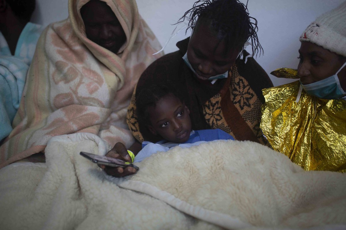 openarms_fund's tweet photo. Santa huyó #CostadeMarfil para evitar la ablación de Timi, su hija de apenas 5 años. Durante 6 meses cruzaron el desierto, sufrieron violencia en #Libia hasta poder escapar #Med. Ojalá nunca más vuelvan a sentirse en peligro. 
Cada día del año debería ser #8M 
📷 @BrunoThevenin https://t.co/tmKi0DTl9X