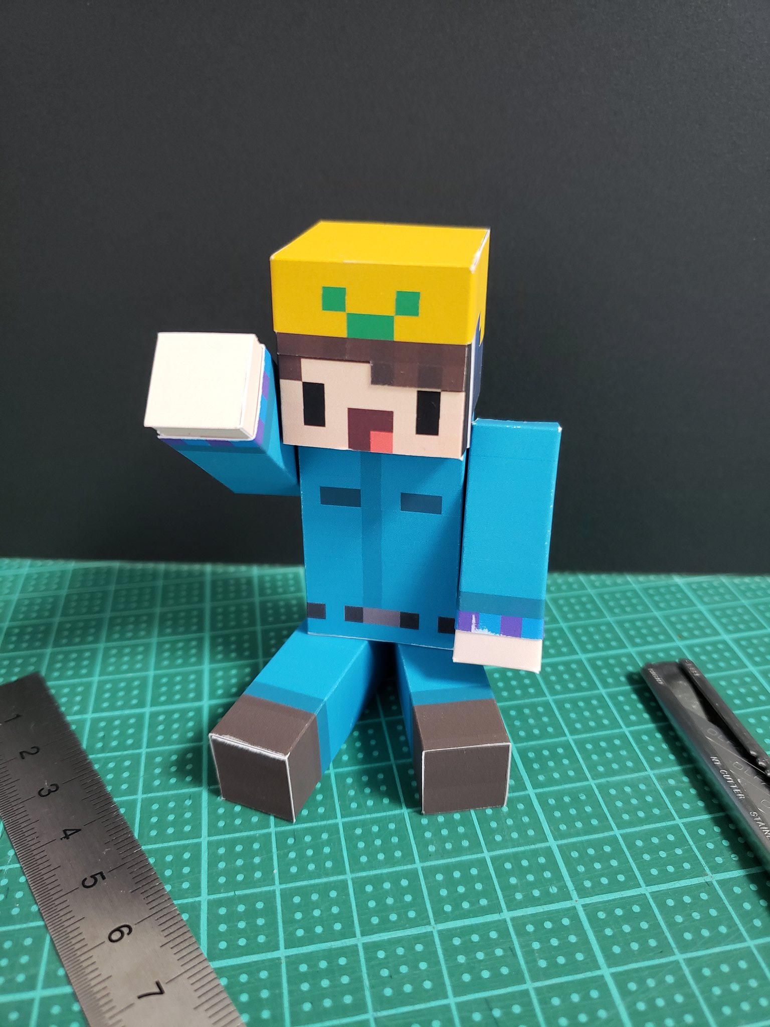 納豆トースト だみともさんの配信を視聴して 私もマインクラフトスキンのペーパークラフトを 作成させていただきました 腕は軸を入れて可動式に だみとも T Co Qn5cyy2ceb Twitter