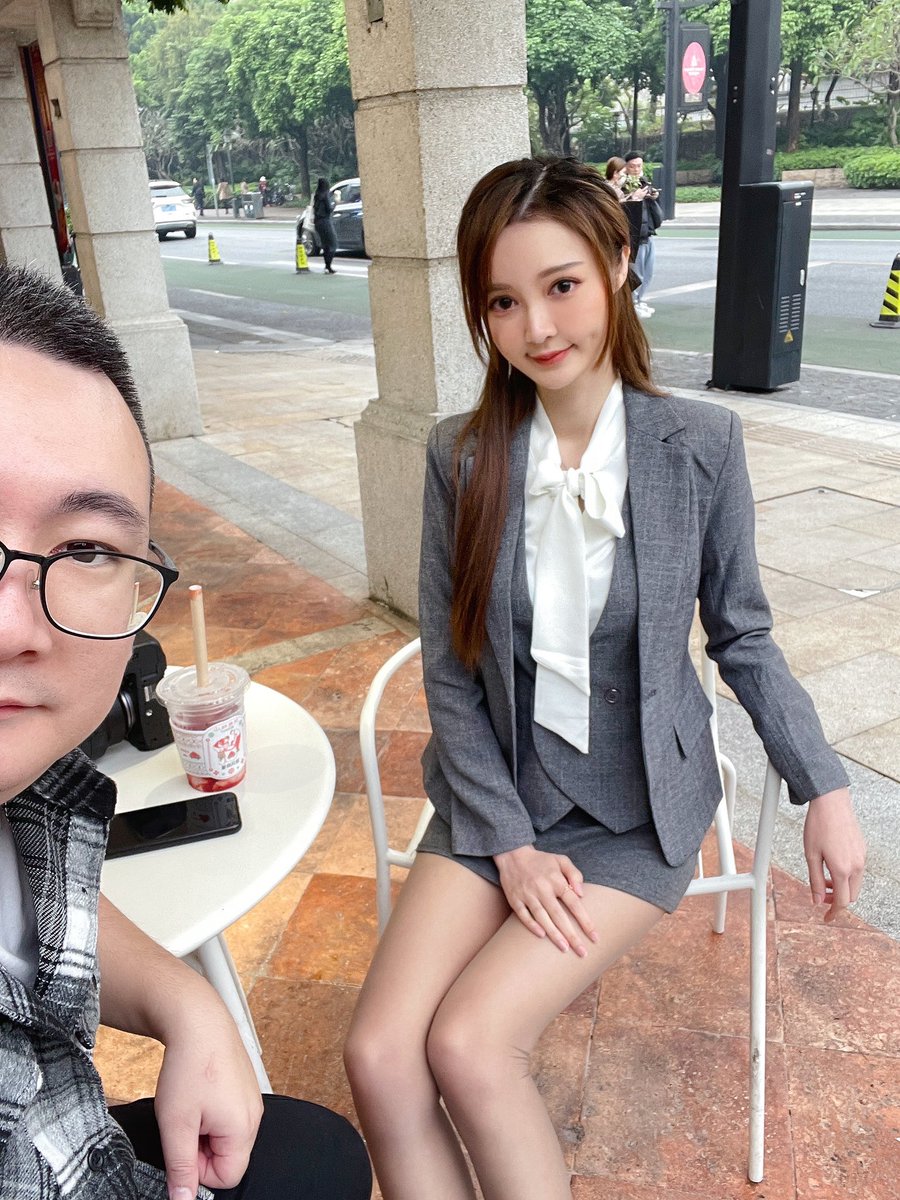 今天街拍工作，momo这身OL装好看吧～ https://t.co/qG2s7Yq7A7