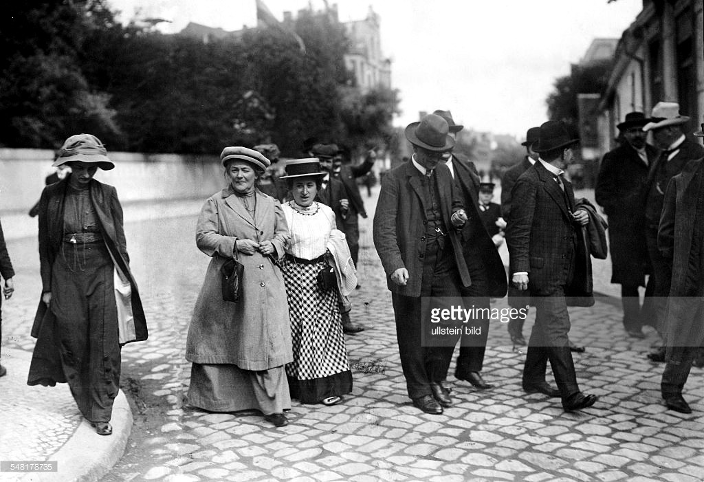 праздник 8 марта клара цеткин и роза люксембург. клара цеткин и роза люксембург 8 марта. клара цеткин и роза люксембург 1910. роз люксембург и клар цеткин. роз люксембург и клар цеткин.