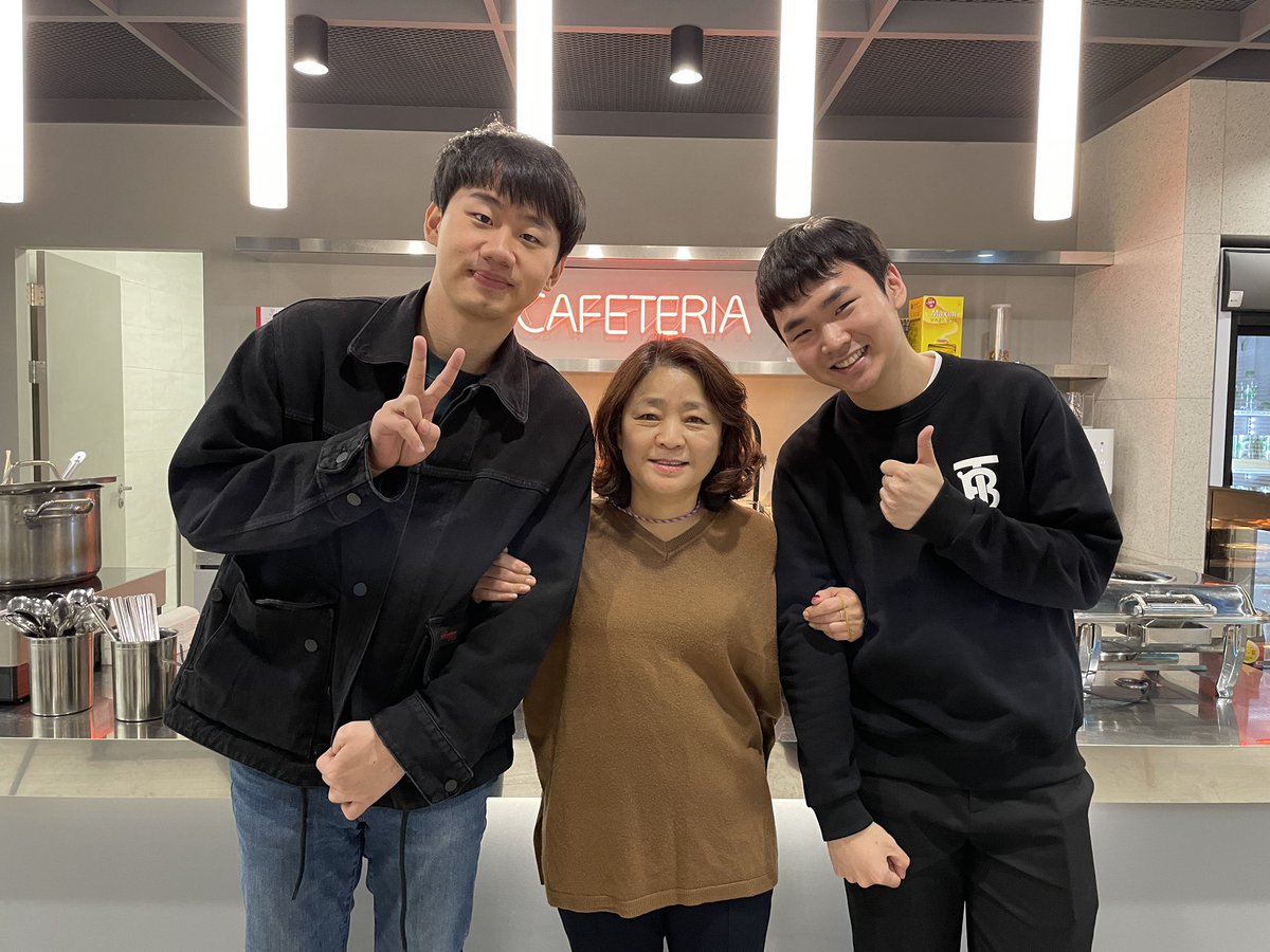 HLEofficial's tweet photo. 고릴라와 쿠로가 힐링식당에 등장!😍 
➡️https://t.co/saJz1J6d2N https://t.co/tGJyd05DYi
