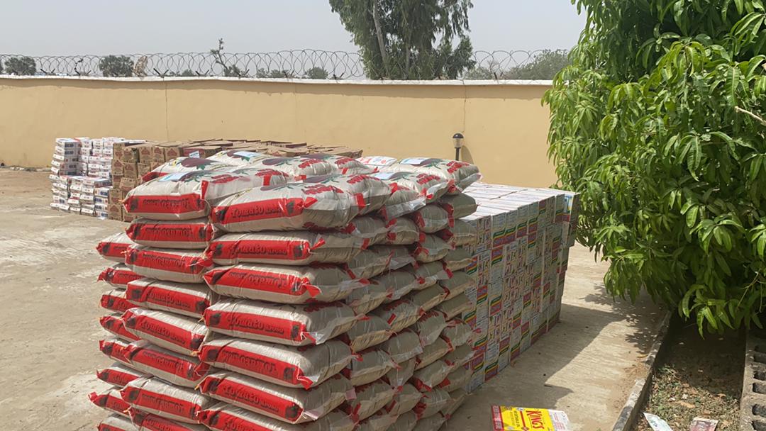 DHAZamfara's tweet photo. Staff Of @CBiNGR  Gusau branch donated food items and other essentials commodities toward assisting displaced persons in the IDP Camps witthing the state. https://t.co/u2Tx4c7c94