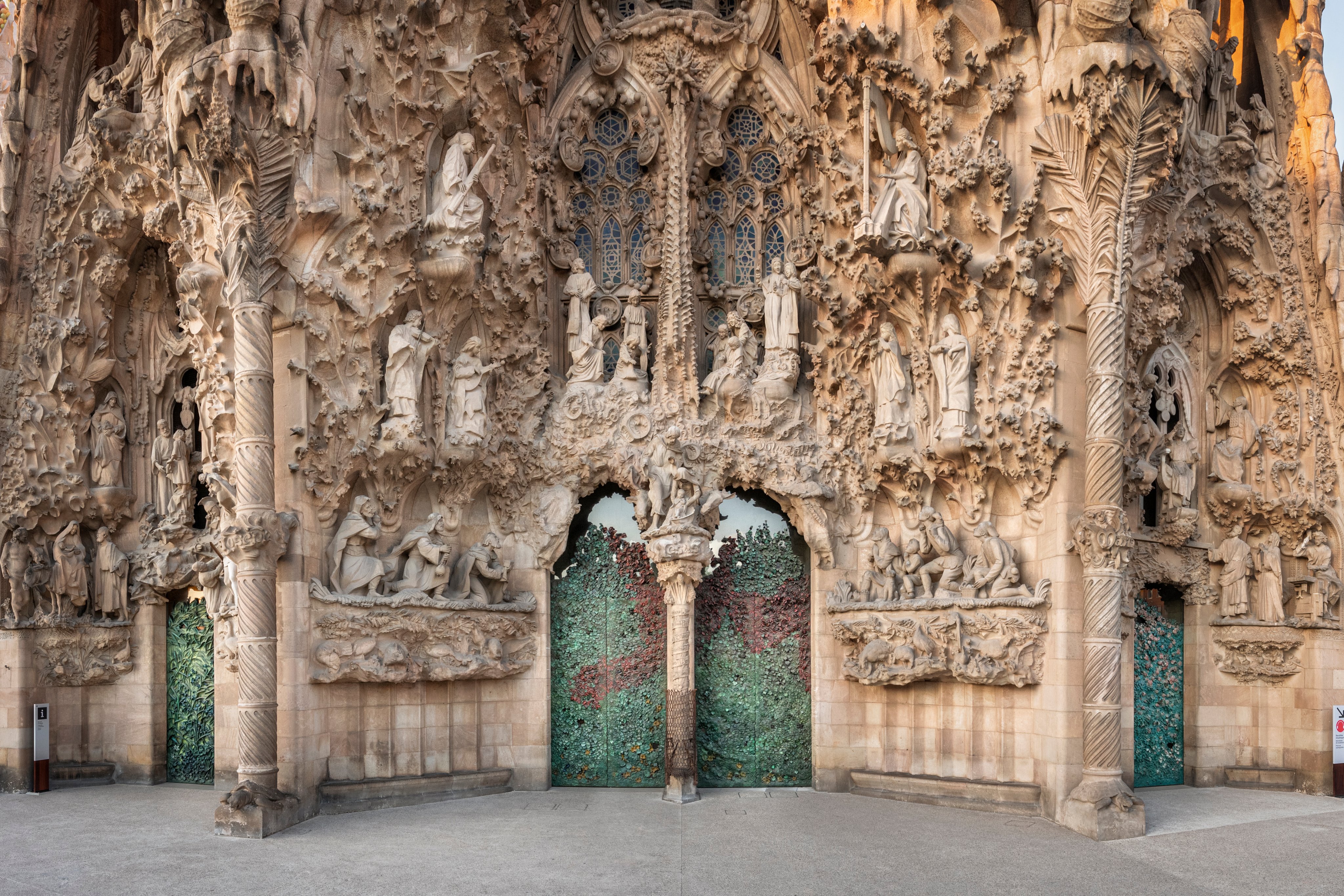 La Sagrada Família on Twitter: "The structure of the Nativity façade shows that Gaudí gave each architectural element meaning. Among others, it has three portals, one for each member of the Holy