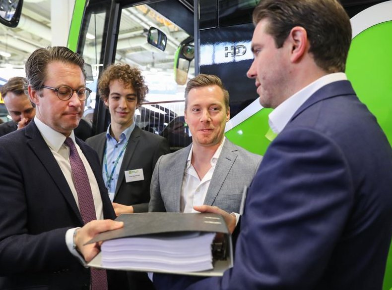 Neues Personenbeförderungsgesetz: Sperriges Wort für überregulierte Mobilität. Negativ: Keine moderne Reform, viel Bestandswahrung. Positiv: #Bundestag lehnt mehr Bürokratie für #Fernbus ab &amp; macht Anträge digital. Aber: Es ist mehr #greendeal, #Innovation &amp; #smartmobility nötig!