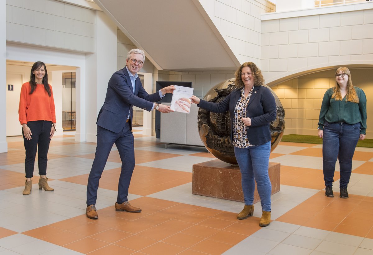 MantelzorgNL's tweet photo. Onze bestuurder Liesbeth Hoogendijk overhandigde vandaag het onderzoeksrapport 'De Maatschappelijke Waarde van Mantelzorg' aan Ernst van Koesveld, directeur-generaal Langdurige Zorg bij het @MinVWS. Het rapport onderstreept het belang van goede #mantelzorgondersteuning! https://t.co/Bn439DIlqn