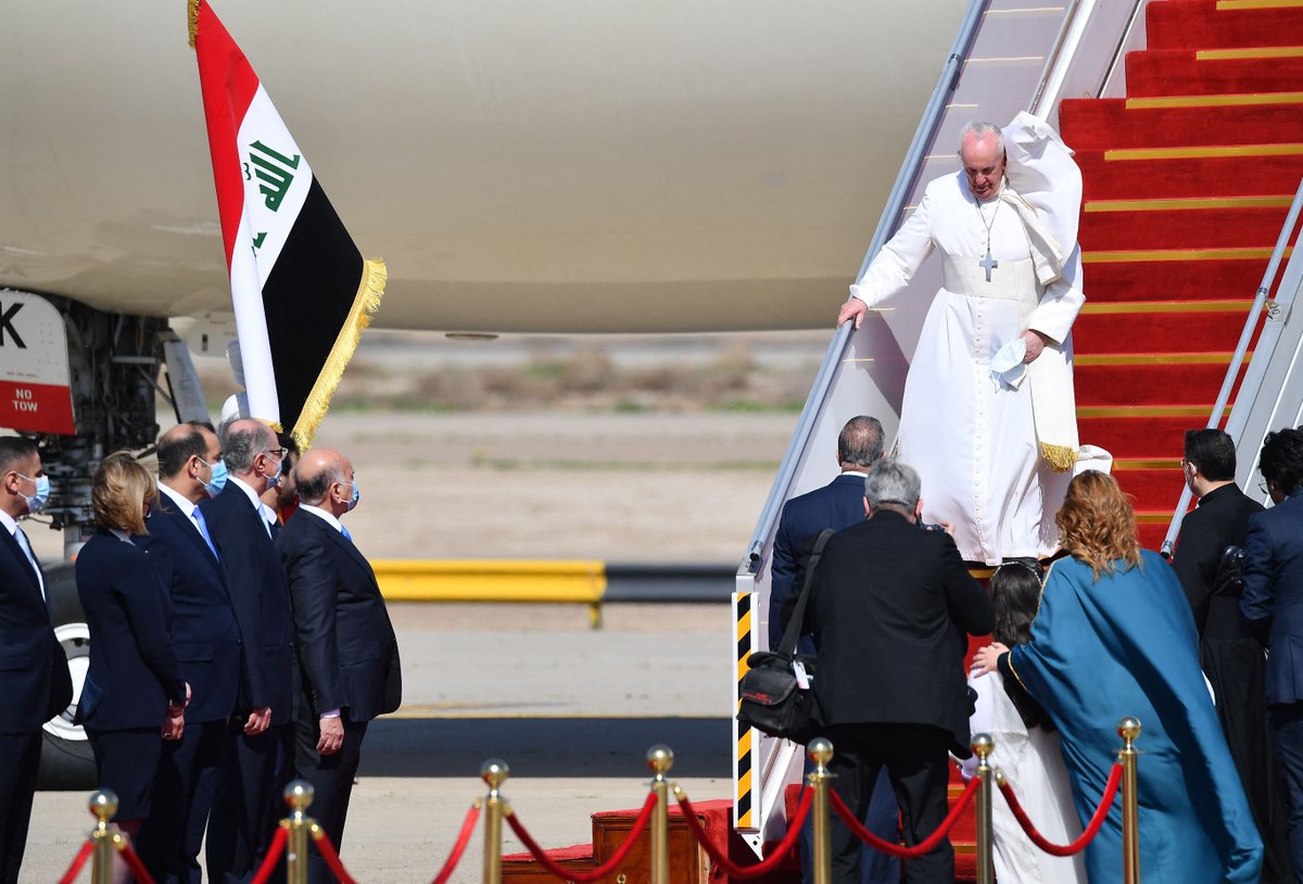 حطت طائرة البابا فرنسيس، اليوم، في مطار بغداد في بداية زيارة تاريخية هي الأولى لحبر أعظم للعراق (أ ف ب) العراق
