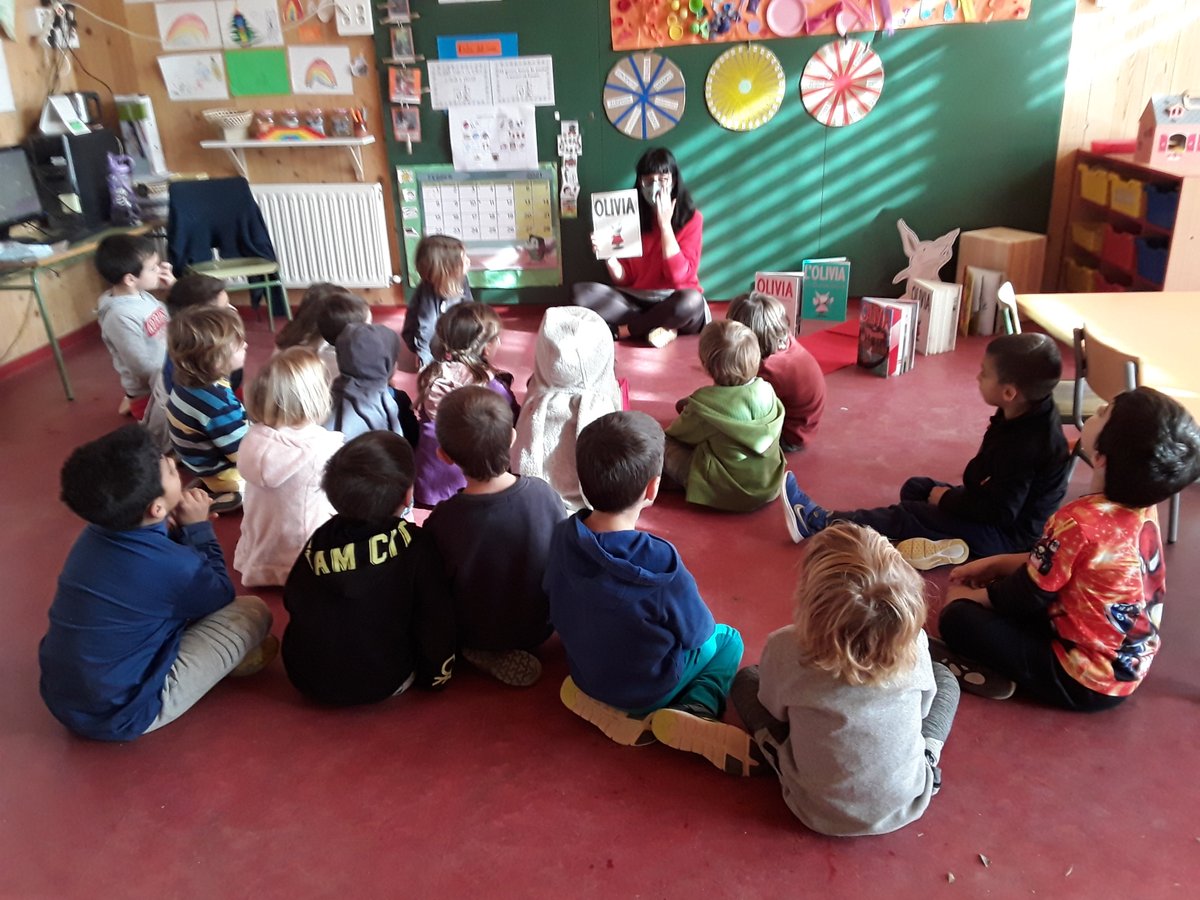 BibCatalunya's tweet photo. Tallers de lectura a les aules!
Amb l'alumnat d'i5 i 1r hem conegut a l'Olivia, les seves aficions i algunes de les seves entremaliadures. 
Hem gaudit molt vestint-la per anar a tots els llocs on la conviden! https://t.co/LKmRCn9T6h