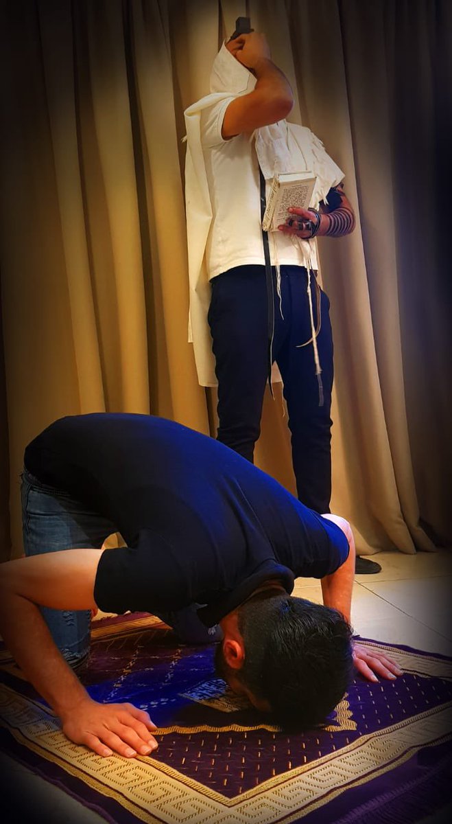 إسرائيل تغرد : إسرائيلي يهودي يصلي مع صديق مسلم التقى به خلال رحلة لدولة الإمارات في صورة تعكس التعايش واحترام الأد…