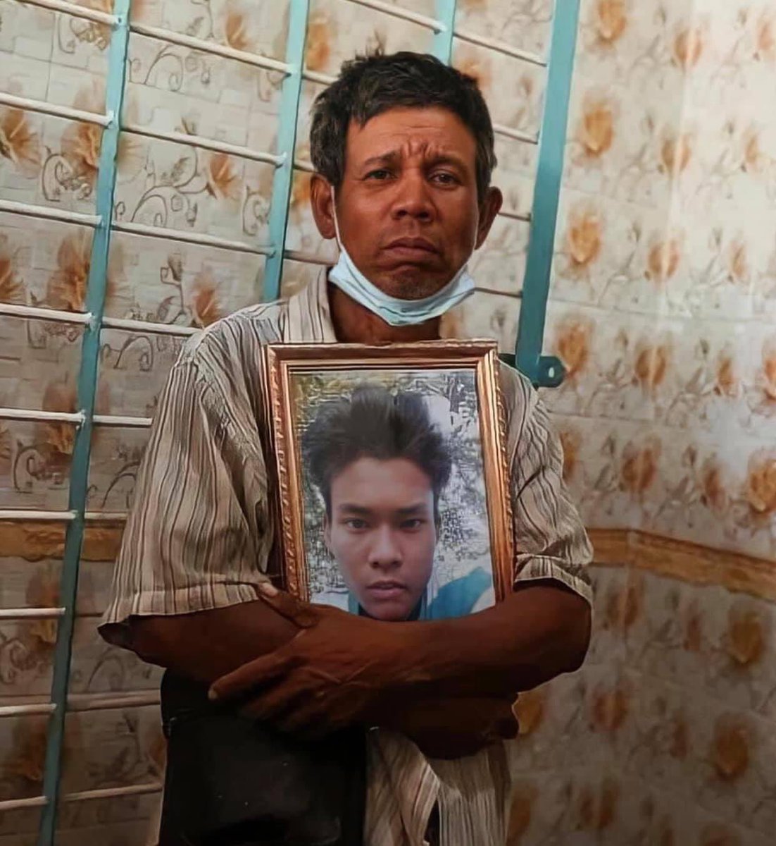 khintheikdhisan's tweet photo. Everyday our hearts is broken.💔A father holding the photo of his innocent son who killed by myanmar military/police. 
#RejectMilitaryCoup
#JusticeForMyanmar
#WhatsHappeningInMyamar https://t.co/88NfuS1xeR