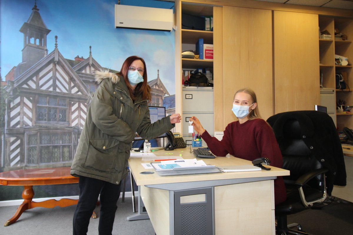 Hunters_M22's tweet photo. Another happy purchaser being handed her keys for her new property! 

If you're looking to rent/buy/sell then don't hesitate to contact our talented and dedicated team on 0161 945 9000 😊 https://t.co/zHCComtonI
