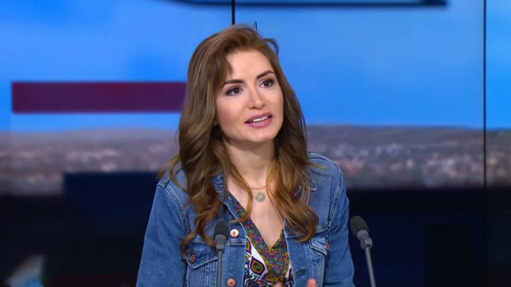 تحتفل اليوم المطربة السورية الجميلة التي تربينا على صوتها العذب الذي أسر قلوبنا في شارات مسلسلات الأنمي و الكرتون منذ أن كنا صغاراً بعيد ميلادها لتتم رشا رزق عامها الـ 45.