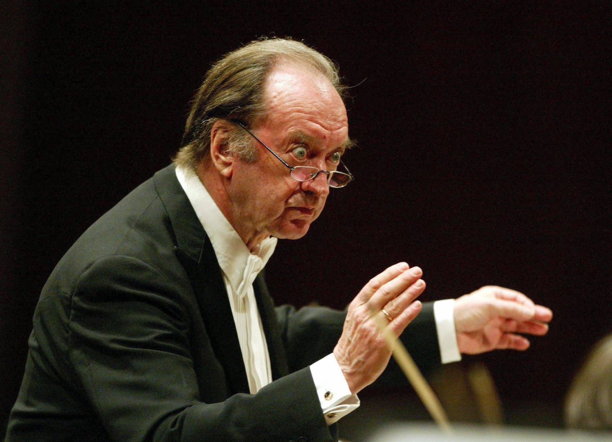 "Se un musicista commette un errore perché rischia tutto per ottenere la cosa più bella, e sbaglia, allora gli sono grato per questo fallimento 

La vera bellezza non è facilmente disponibile a tutti. Se cerchi la sicurezza, fai un'altra professione".

(Nikolaus Harnoncourt)