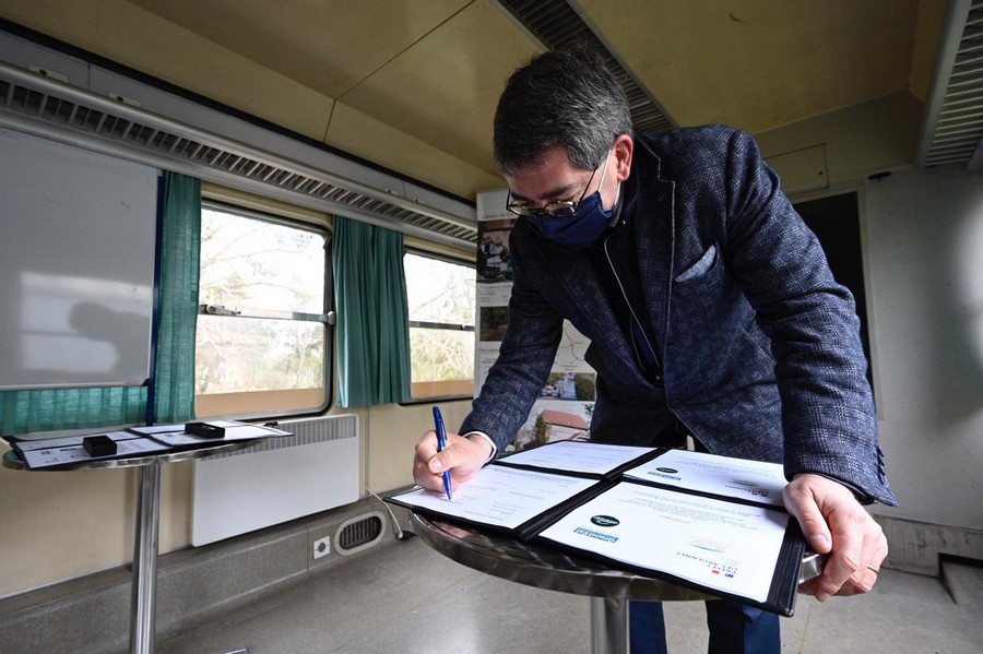 Signature d’une convention, en gare d'#Attigny, dédiée au #fret des communautés de communes des Crêtes Préardennaises et du Pays Rethelois, dans le cadre du Pacte #Ardennes 2022.
➡️ moderniser la ligne capillaire fret Amagne – Voncq
Obj 👉 pérenniser les activités ferroviaires