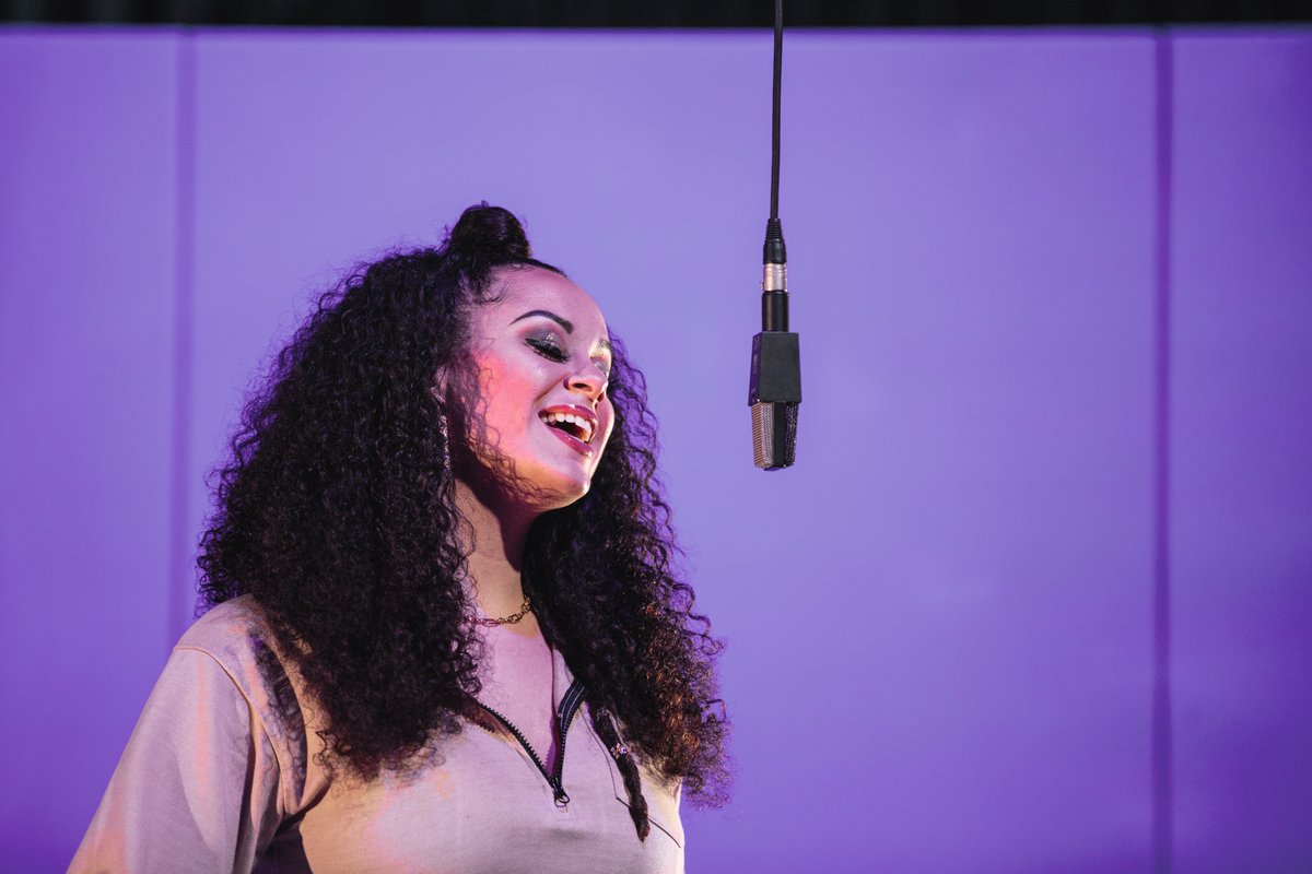 JUKEBOX_COLLECT's tweet image. This weekend! ✨
​
​Live on Sunday from 3pm on bbc.co.uk/gwyl2021 you can watch our series of live performances highlighting Welsh creatives as part of  Gŵyl2021.
​​
​Featuring Reuel Elijah, Aleighcia Scott, FAITH and KINGKHAN

📷 Debbie Bryan. 

#Gŵyl2021