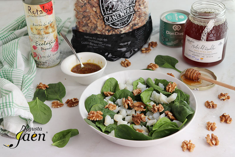 DegustaJaen's tweet photo. hoy os proponemos preparar con estos ingredientes una riquísima ensalada que además lleva nueces y un aliño de mostaza, miel y aceite de oliva virgen extra #receta https://t.co/A2vGhSdsxe
#DegustaJaén https://t.co/Jpw3eqUi61