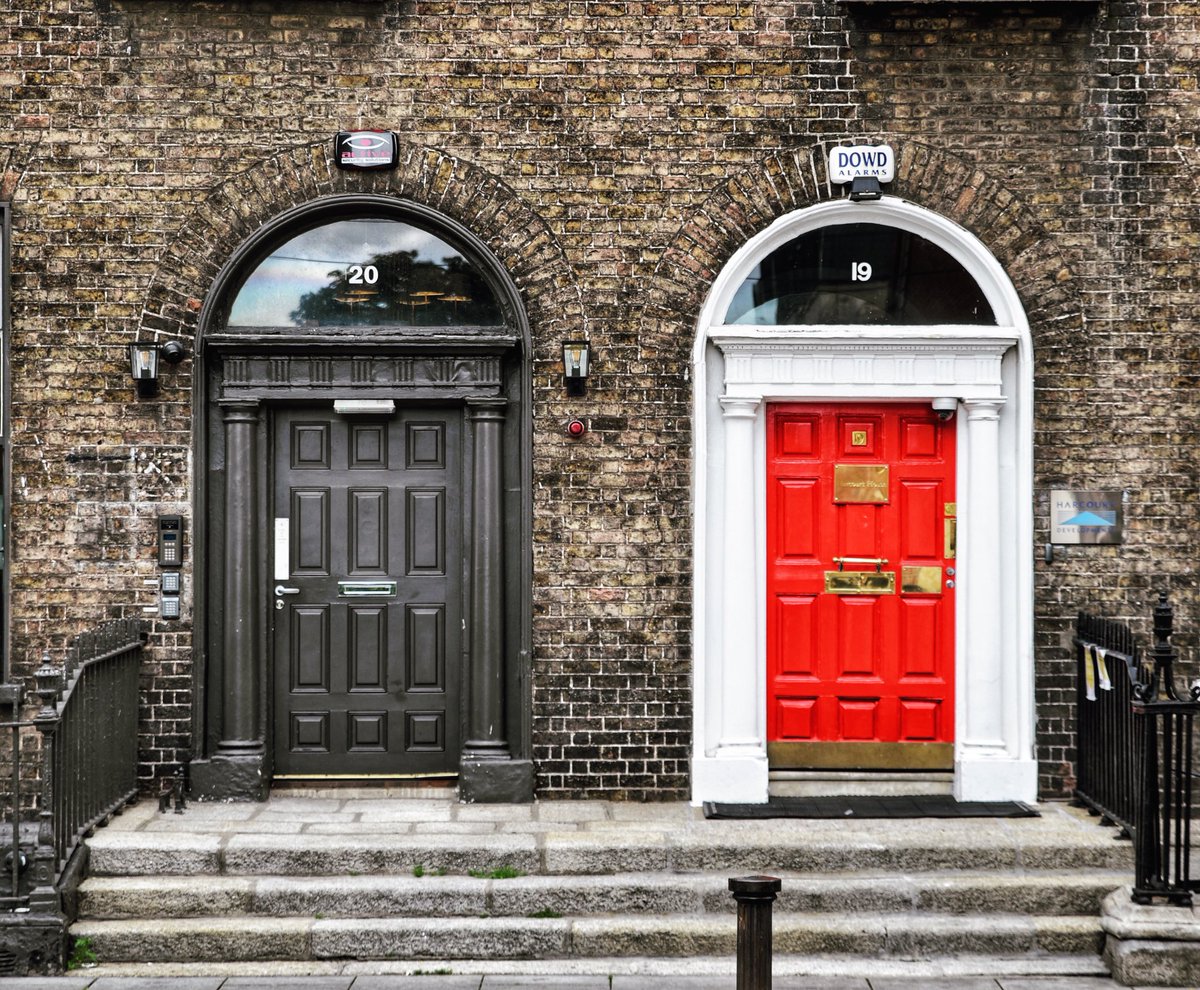 Double Dublin Doors. 
#Dublin #harcourtstreet #dublindoors #Ireland @LovinDublin @PhotosOfDublin @VisitDublin @Dublin_ie @DiscoverIreland #lovindublin #georgiandublin #dublincity