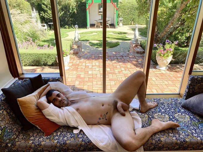 Weekend plans sorted  Filming content in these amazing gardens &amp; soaking in the sunlight  🌸  ☀️  🍃   https://t