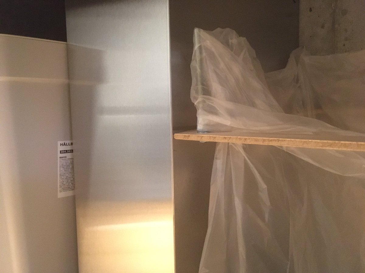 キッチン下にゴミ箱を作ってみた。(ついでに収納量up)
既設のセパレーターに高ナット(w5/16)を取り付けて長ネジ(同じく)200mmで延長して固定。
肝心のゴミ箱はメッキの六角ボルトを棚板に開けた穴の四隅に取り付けることで、セパレーターを意識した仕上がりにした。