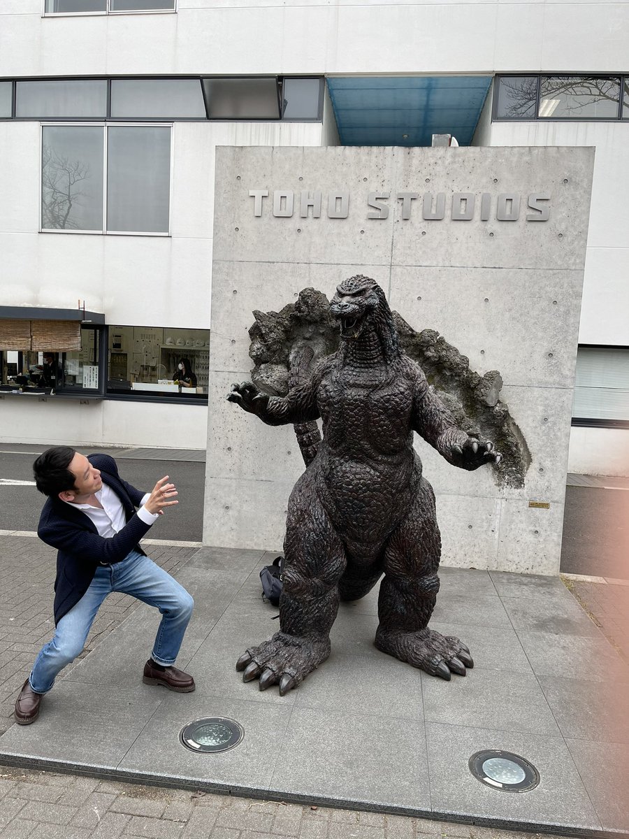 Info_Muramatsu's tweet photo. #ゴジラ vs 村松🤣
今日は、映画の打ち合わせで #東宝スタジオ に行ってきましたー!
#GODZILLA vs Takatsugu🤣
I just had a meeting for a wonderful film at #TohoStudio!
#TakatsuguMuramatsu
#村松崇継 https://t.co/2uypxWlx1S