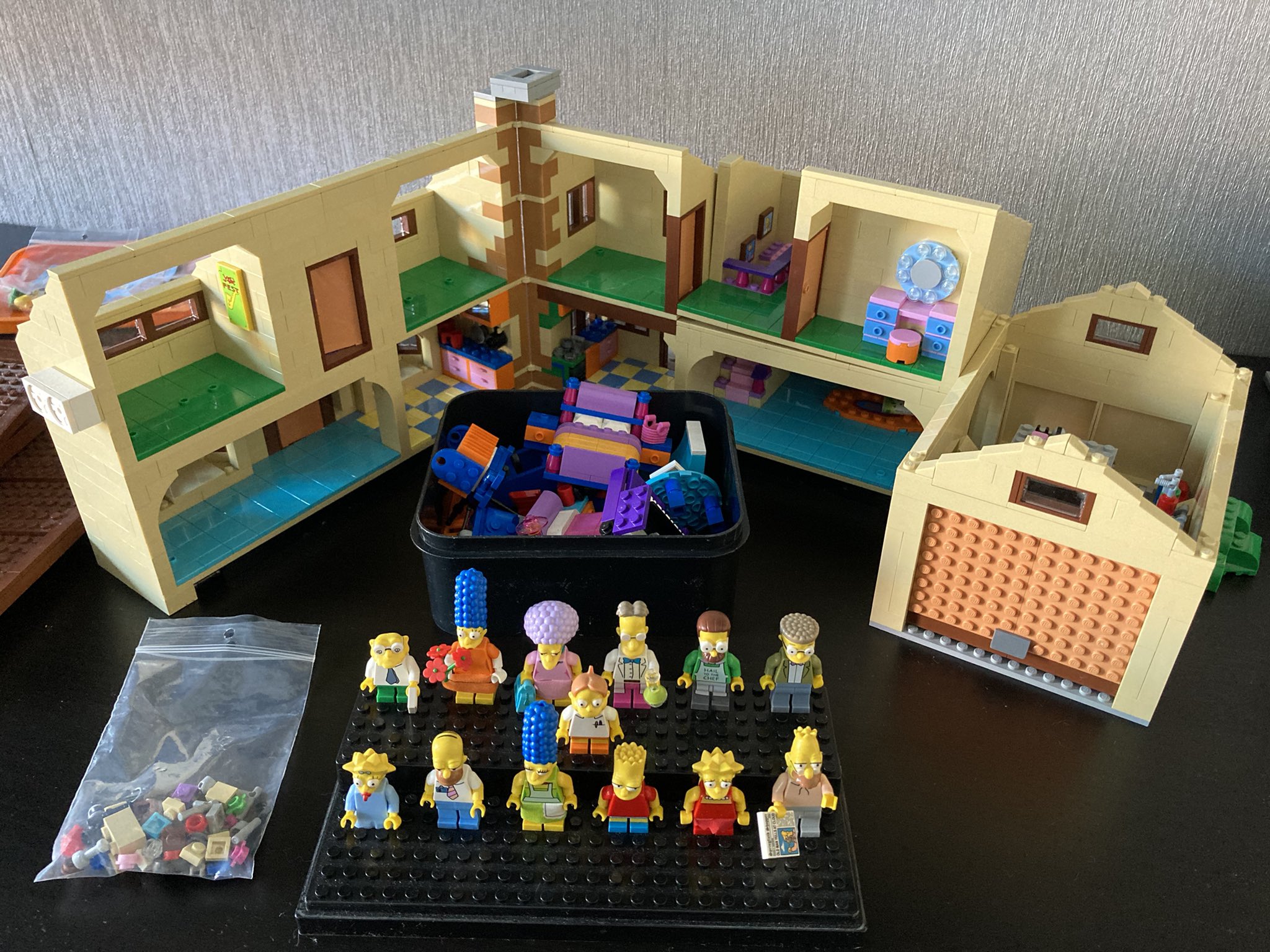 Thomas Krone on Twitter: "Next #LEGO disassembly is Simpsons #Lego71006. The fully tiled floors and the intricate furniture make this a truly amazing build. Easily on par with the better