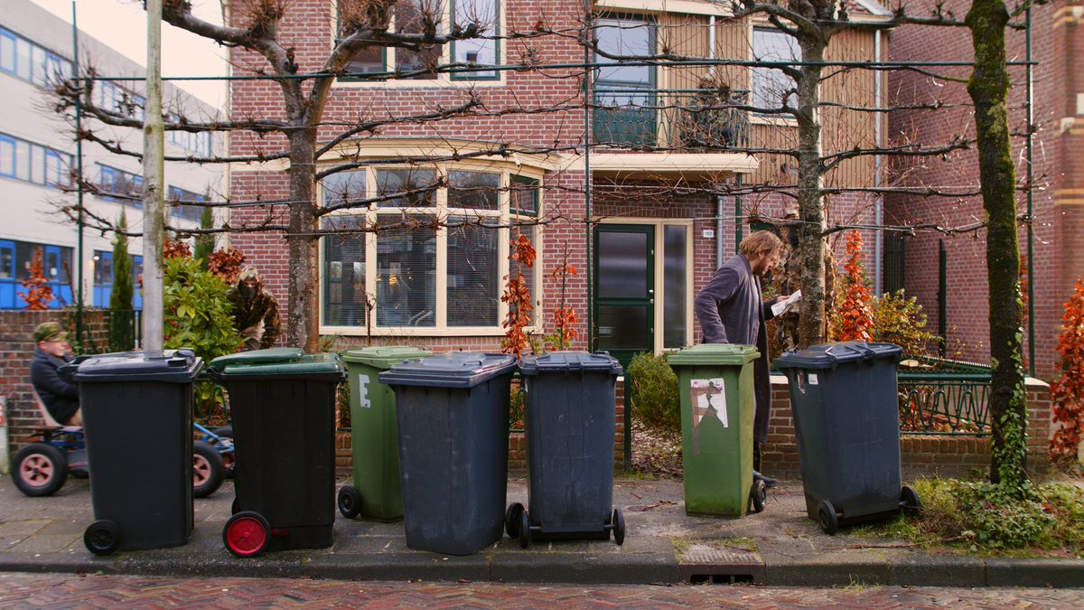 ‘Hou dit voetpad vrij, dan zijn wij ook blij!’ Voetlicht-Wandelnet campagne. Is er wel genoeg ruimte om te lopen in de buurt, zonder obstakels op het voetpad? Let er eens op.  #voetlicht
#voetpad #wandelen #veiligwandelen  #friesland #fryslân #wandelnet #rondjelopen