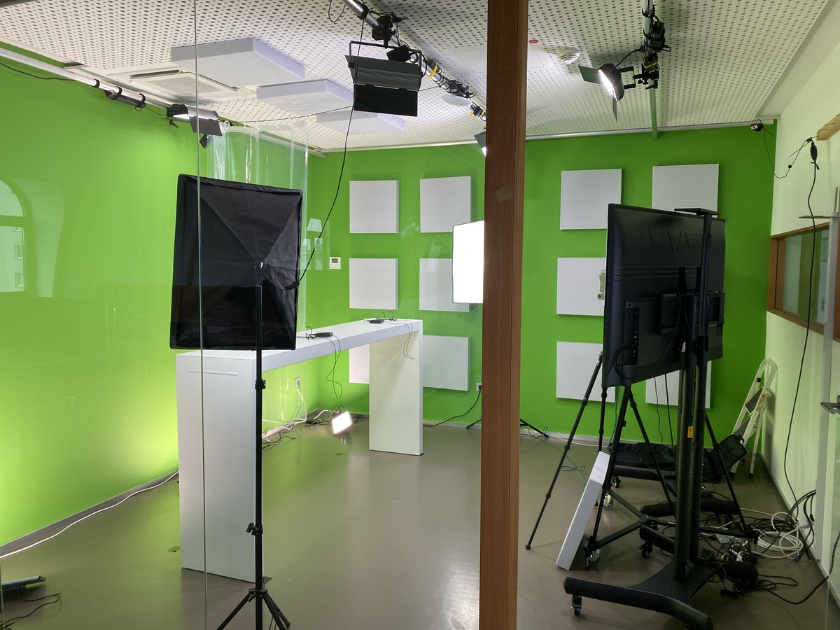 glueckkanja_'s tweet photo. Genau hier passiert die Magie! Unser @glueckkanjagab Webcast-Studio derzeit noch leer. Um 11h geht es los. Mit @m_puolitaival und Patrick Treptau und der Azure Foundation. Und um 14h mit @janvonkirchheim und @KrauNils mit Azure Sentinel https://t.co/6dxR8nm32h #WebcastFriday https://t.co/KrkgLepEgp